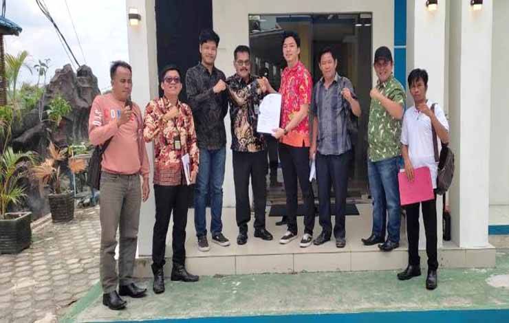 Camat Teweh Timur, Drs Walter saat melakukan pertemuan dengan pihak PT PLN Unit Pelaksana Proyek Ketenagalistrikan (UP2K) Provinsi Kalimantan Tengah (Kalteng), terkait jaringan listrik di wilayah Kecamatan Teweh Timur. (foto: Dhani)