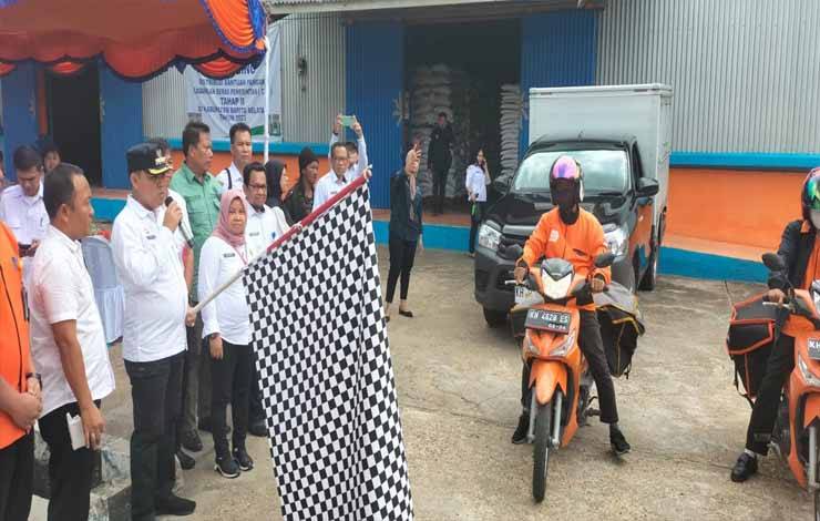 Pj Bupati Barito Selatan, Deddy Winarwan didampingi Kepala DKPPP, Ida Safitri dan kepala KP Bulog Buntok, Sutaryo saat melepas pendistribusian bantuan CBP. (FOTO: URIUTU DJAPER)