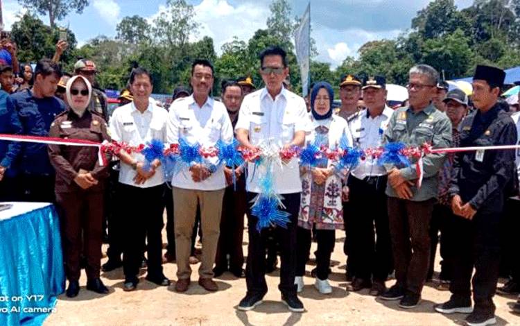 Bupati Barito Utara, ?H Nadalsyah didampingi Wakil Bupati, Ketua DPRD dan anggota DPRD, unsur FKPD, Kepala Dinas PUPR dan pejabat lainnya saat meresmikan Jembatan Anugerah Kecamatan Lahei, Rabu 20 September 2023. (Foto: Dhani)