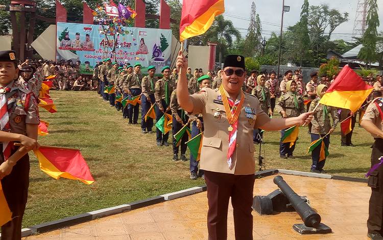 Bupati Kotim Halikinnor saat ikut berbaur dengan anggota Pramuka yang menampilkan nyanyian dengan sandi pada acara Apel Besar Pramuka ke-62 di halaman Kantor Bupati, Jumat, 22 September 2023.(FOTO: NISA)