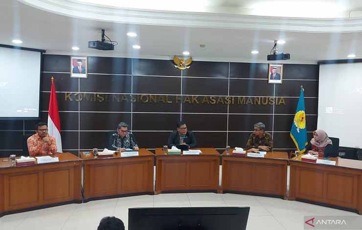 Komnas HAM saat menggelar konferensi pers terkait rekomendasi penanganan konflik Rempang di Kantor Komnas HAM, Jakarta Pusat, Jumat (22/9/2023). (ANTARA/Fianda Sjofjan Rassat)