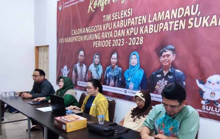 Timsel?calon anggota KPU gelombang ke lima Kalteng saat konferensi pers pengumuman hasil seleksi termasuk Kabupaten Sukamara. (FOTO: HERMAWAN)