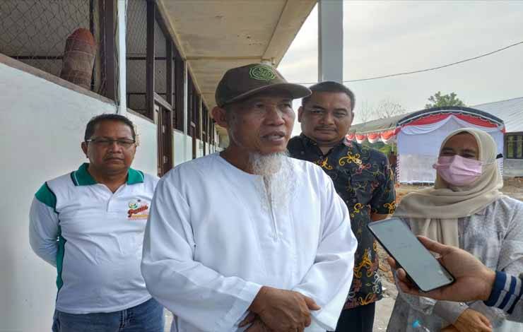 Kepala Dinas Pertanian dan Ketahanan Pangan Kota Palangka Raya, Imbang Triatmaji bersama Lurah Kalampangan, Yunita Martina (berhijab) dan Kepala Bidang Kesehatan Hewan, Kesehatan Masyarakat, Veteriner, Pengolahan dan Pemasaran Hasil Ternak, DPKP Kota Palangka Raya, drh Ganjar Priyatno (batik), Jumat, 22 September 2023.(FOTO: TESTI PRISCILLA)