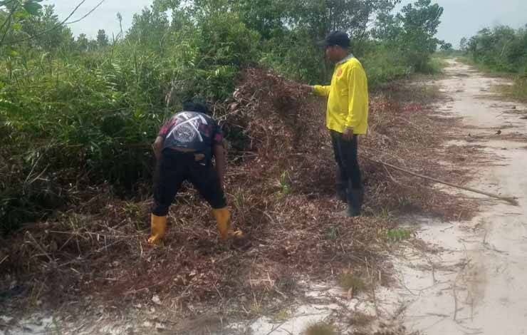 Koordinator Lapangan Pandulima Misran saat meninjau lahan di Jalan Sawang (Foto : Pathur)