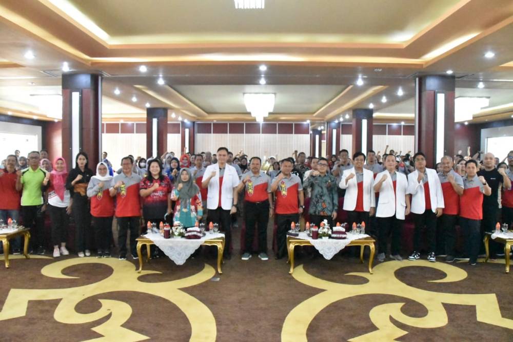 Foto bersama saat peringatan Hari Jantung Sedunia sekaligus Edukasi mengenai Faktor Resiko, Penyebab Serta Gejala-Gejala Penyakit Jantung di Aula Jayang Tingang, Jumat, 22 September 2023. (FOTO:IKSAN)