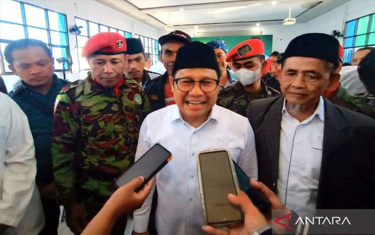 Bakal Calon Wakil Presiden Muhaimin Iskandar (tengah) menjawab pertanyaan wartawan di sela menemui pimpinan Muhammadiyah Sulsel di di Kantor Pusat Dakwah Muhammadiyah di Jalan Gunung Lompobattang, Makassar, Sulawesi Selatan, Ahad (24/9/2023). ANTARA