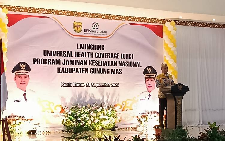 Bupati Gunung Mas Jaya S Monong saat memberikan sambutan dalam kegiatan launchinh UTC Jaminan Kesehatan Nasional. (FOTO: RISKA YULYAN)?