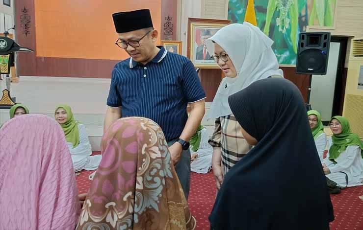 Pj Bupati Barito Timur Indra Gunawan bersama istri saat menyantuni anak yatim-piatu di rumah jabatan bupati sesaat setelah tiba dari Palangka Raya, Senin, 25 September 2023. (FOTO: BOLE MALO)