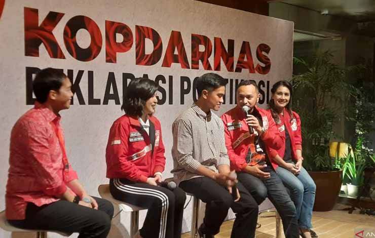 Sekretaris Jenderal PSI Raja Juli Antoni, Wakil Ketua Dewan Pembina PSI Grace Natalie, Ketua Umum PSI Kaesang Pangarep, Anggota Dewan Pembina DPP PSI Giring Ganesha dan Ratu Ayu Isyana Bagus Oka (ki-ka) usai Kopi Darat Nasional (Kopdarnas): Deklarasi Politik PSI di Djakarta Theater, Jakarta, Senin (25/9/2023). ANTARA/Narda Margaretha Sinambela