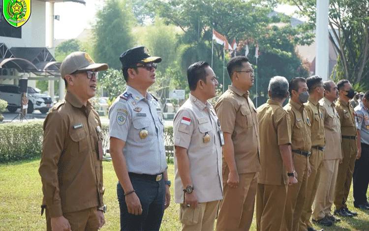 Sejumlah pejabat eselon saat mengikuti upacara yang dipimpin Pj Wali Kota Palangka Raya, Hera Nugrahayu. (FOTO: HUMAS)