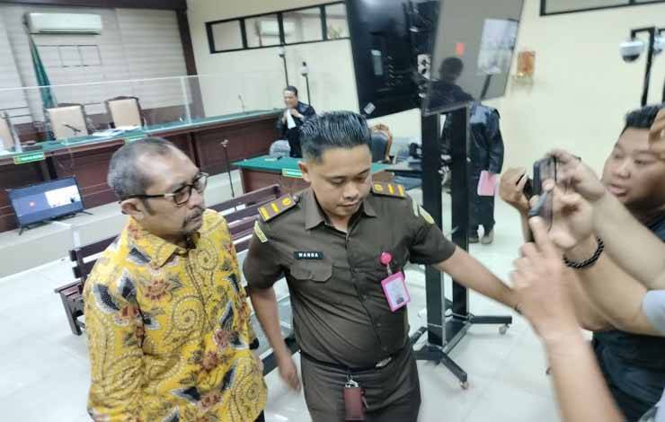 Sidang korupsi Wakil Ketua DPRD Jatim nonaktif Sahat Tua P Simandjuntak (kiri) di Pengadilan Negeri Tindak Pidana Korupsi Surabaya di Sidoarjo, Selasa (26/9/2023) ANTARA/Indra Setiawan