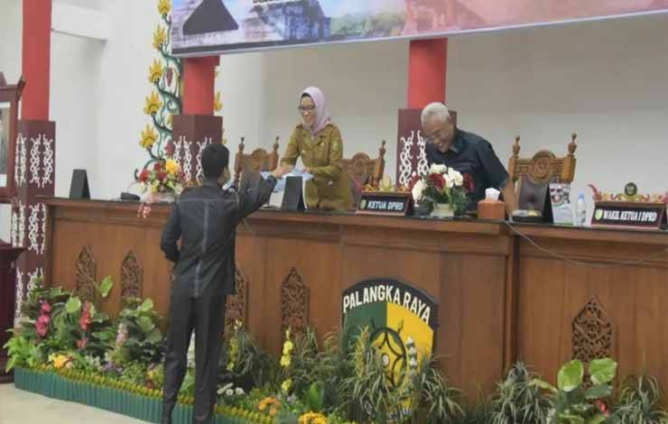 Pj Wali Kota Palangka Raya, Hera Nugrahayu mengikuti Paripurna DPRD menjawab pandangan umum fraksi. (FOTO: HUMAS)