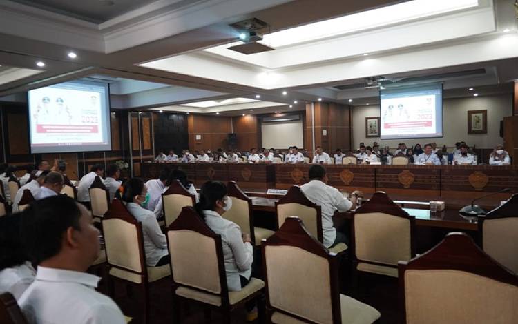 Rapat Koordinasi (Rakor) Pengendalian Administrasi Pelaksanaan Pembangunan Konstruksi di Wilayah Provinsi dan Kabupaten/Kota se-Kalteng, yang dilaksanakan di Aula Eka Hapakat Kantor Gubernur Kalteng, Rabu, 27 September 2023. (FOTO: TOMY)