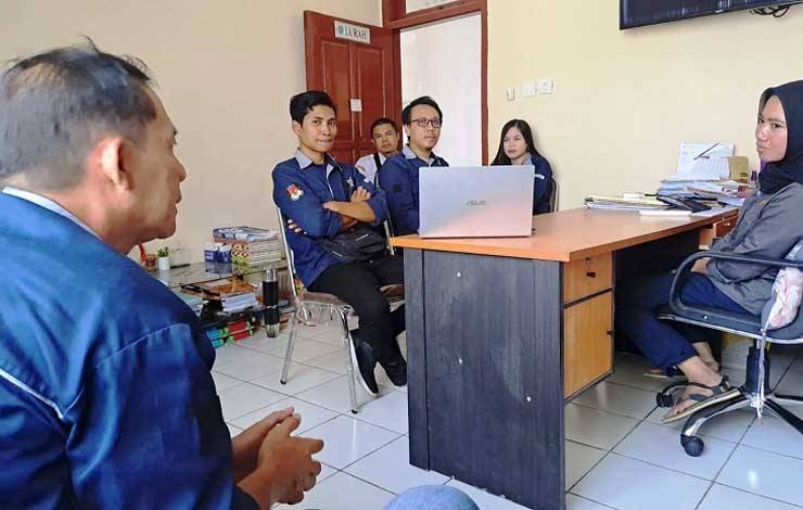 PPK Bulik tengah melakukan supervisi terkait penguatan pemahaman penggunaan SITAB bagi PPS di Kelurahan Nanga Bulik. (FOTO : HENDI NURFALAH)
