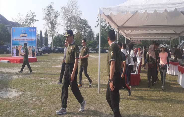 Pj. Bupati Kabupaten Kobar Budi Santosa sampai digaris finish di Sampuraga dalam kegiatan jalan sehat menyambut HUT ke-64 Kobar, Kamis, 28 September 2023 (FOTO: NURITA)
