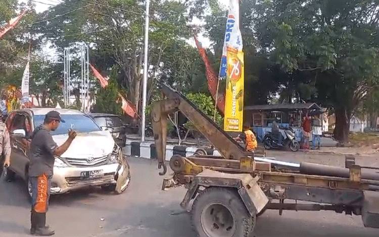 Salah satu mobil yang terlibat kecelakaan di depan stadion Sampit saat hendak di evakuasi oleh kepolisian, Kamis, 28 September 2023. (FOTO: IST)