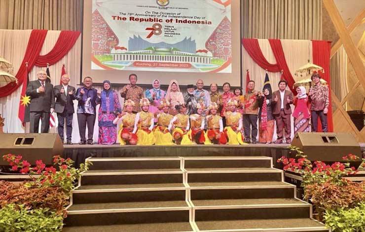 Foto bersama di resepsi diplomatik perayaan HUT ke-78 Kemerdekaan RI yang diadakan Konsulat Jenderal Republik Indonesia Kuching di salah satu hotel di Kota Kuching, Sarawak, Malaysia, Rabu (27/9/2023). (ANTARA/HO-KJRI Kuching)