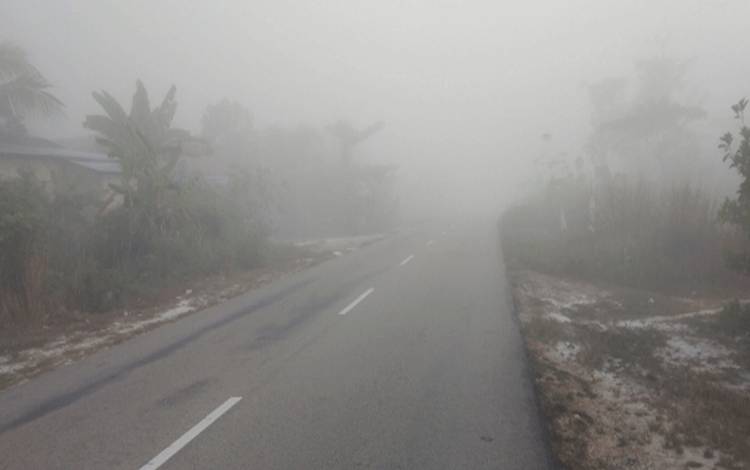 Sejak beberapa hari terakhir kabut asap menyelimuti Kota Kasongan Kabupaten Katingan. Tampak Jalan Soekarno-Hatta diselimuti kabut asap. Jumat, 29 September 2023. (FOTO: GOFUR)