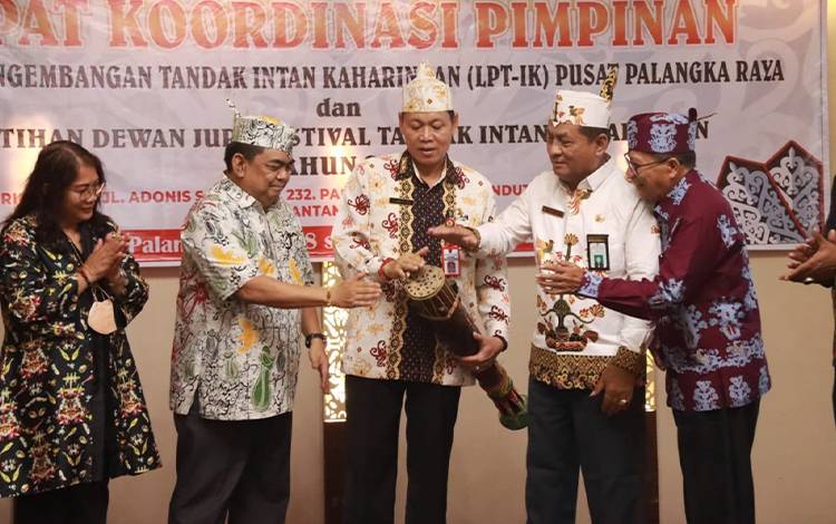 Sahli Yuas Elko tengah menabuh Katambung pada pembukaan Rakoprim LPT-IK dan Pelatihan Dewan Juri Tahun 2023. (FOTO: ASEP/DONIE)