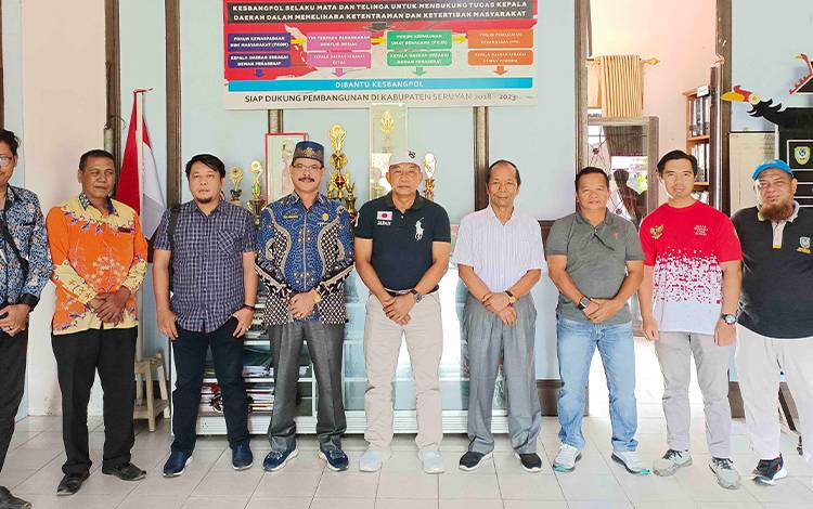Rombongan Komisi I DPRD Kotim foto bersama saat kunjungan di Badan Kesbangpol Seruyan, Jumat, 29 September 2023. (FOTO: FAHRUL)