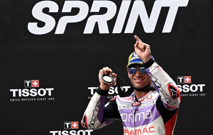 Pembalap Prima Pramac Racing Jorge Martin merayakan kemenangan sesi Sprint MotoGP India di Sirkuit Internasional Buddh di Greater Noida, New Delhi, 2 September 2023 (Foto AFP/MONEY SHARMA)