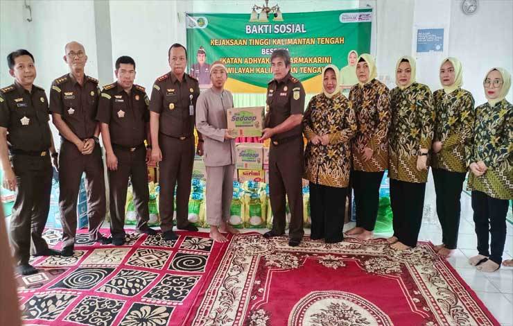 Kepala Kejaksaan Tinggi Kalimantan Tengah? Pathor Rahman, menyerahkan secara simbolis paket bantuan sosial kepada pengurus Pasantren Tahfidz Quran?Qurrota A'yun Kuala Pembuang (Foto : FAHRUL)