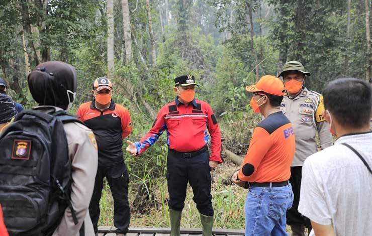 Pj Bupati Barito Timur Indra Gunawan didampingi Kalaksa BPBD Damkar Barito Timur Ahmad Gazali saat meninjau lokasi kebakaran di Desa Pulau Patai, Sabtu, 30 September 2023. (FOTO: IST)