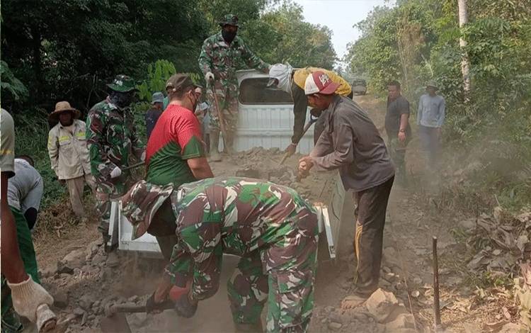 Pengerjaan peningkatan badan jalan di Desa Sidorejo, Kecamatan Tamban Catur program TMMD ke-118 tahun 2023. (FOTO: IST)