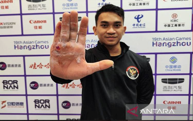 Lifter Indonesia Ricko Saputra menunjukkan telapak tangannya yang terluka setelah menjalani kelas 61kg Asian Games Hangzhou di Xiaoshan Sports Centre Gymnasium. (10/1/2023) (ANTARA/Aditya E.S. Wicaksono)