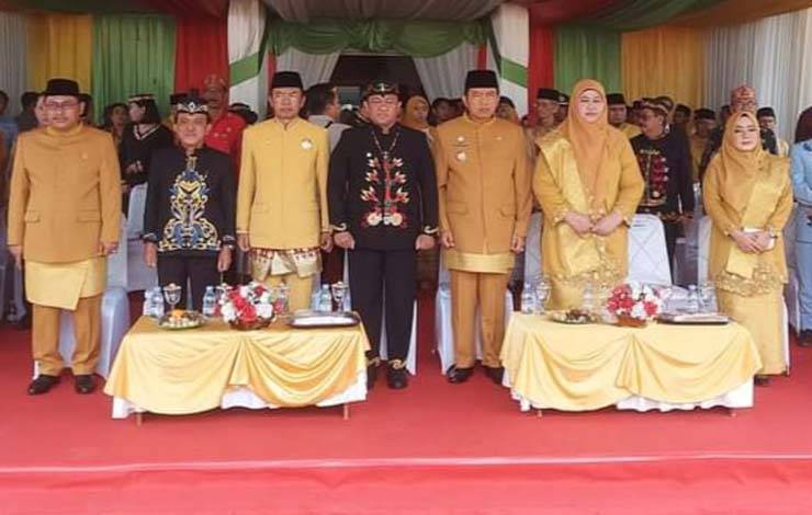 Wakil Ketua I DPRD Provinsi Kalteng H Abdul Razak (dua dari kiri) saat mengikuti kegiatan apel HUT Ke - 64 Kabupaten Kobar di halaman Kantor Bupati Kobar (Foto : IST)