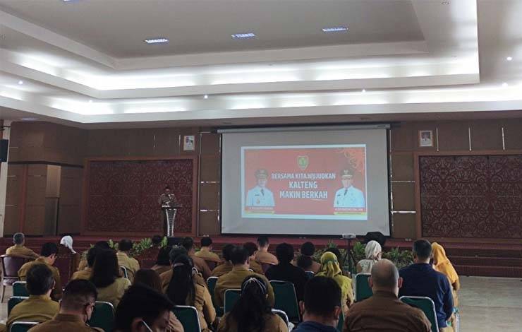 Kepala Badan Pendapatan Daerah (Bapenda) Kalteng, Anang Dirjo saat mewakili Sekda Kalteng di Aula Bapenda, Selasa, 3 Oktober 2023. (FOTO: HERMAWAN)