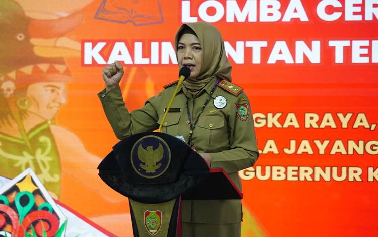 Asisten Perekonomian dan Pembangunan (Ekbang) Setda Provinsi Kalteng Sri Widanarni membuka Lomba Karya Tulis Cerita Rakyat Kalimantan Tengah di Aula Jayang Tingang Kantor Gubernur Kalteng, Selasa, 3 Oktober 2023. (FOTO: MARIO)