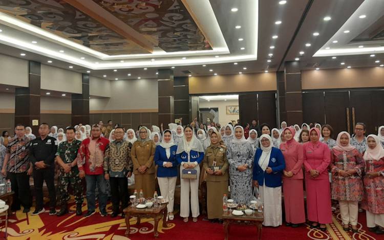 Foto bersama Pemerintah Provinsi Kalteng bersama DPD IWAPI Provinsi Kalteng dan tamu undangan lainnya, saat Rakerda I di Hotel Best Western Palangka Raya, Selasa, 3 Oktober 2023. (FOTO: MARINI)