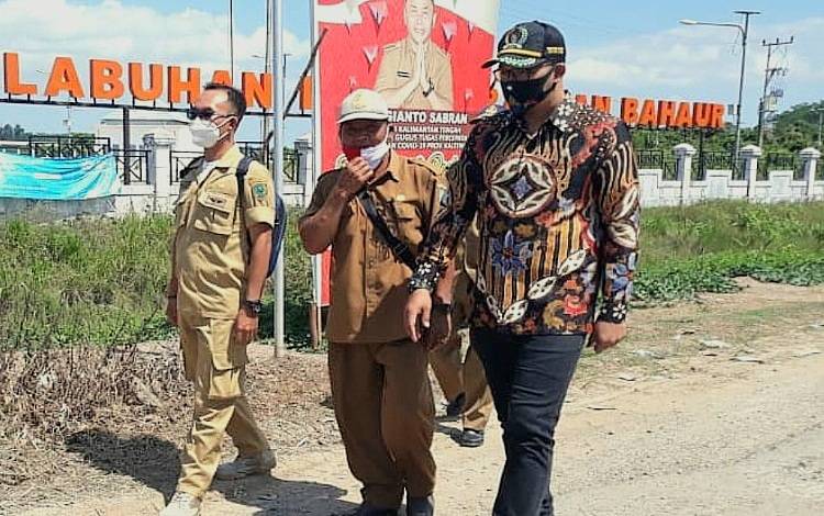 Sekretaris Komisi IV DPRD Kalteng, Tomy Irawan (baju batik) ketika melaksanakan kunjungan kerja dalam rangka memantau proyek pembangunan pemda di Kalteng. (FOTO: DOK TOMY IRAWAN)