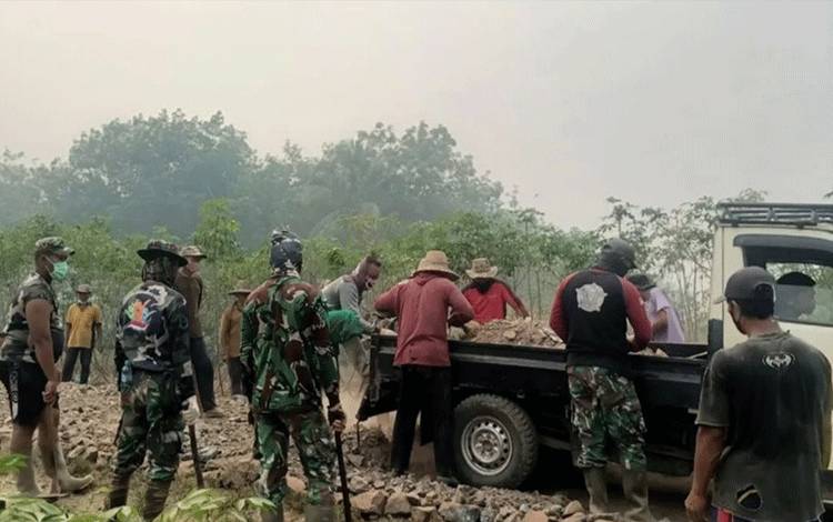 Kegiatan peningkatan badan jalan di Desa Sidorejo, Kecamatan Tamban Catur. (FOTO: IST)