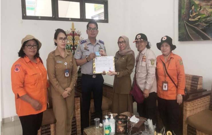 Penyerahan dokumen adminduk korban kebakaran di Mendawai oleh Disdukcapil kepada BPBD. (FOTO: DUKCAPIL)