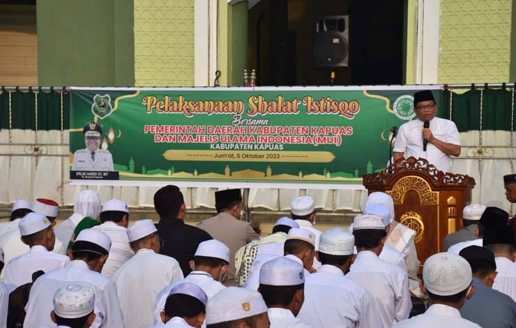Pj Bupati Kapuas, Erlin Hardi saat ikuti Salat Istisqa di halaman Masjid Agung Al Mukarram Amanah Kuala Kapuas pada Jumat, 6 Oktober 2023. (FOTO: IST)