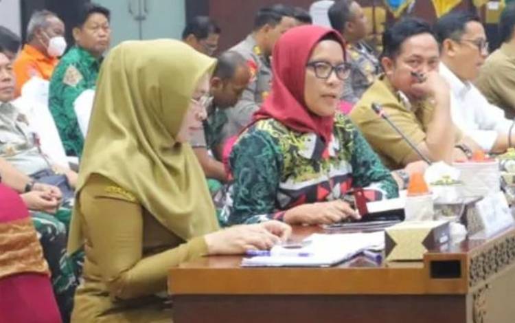 Pj Wali Kota Palangka Raya, Hera Nugrahayu menyampaikan laporannya kepada Gubernur Kalimantan Tengah (Kalteng), H Sugianto Sabran pada rapat koordinasi Karhutla di Aula Jayang Tingang Kantor Gubernur Kalteng, Kamis, 5 Oktober 2023. (FOTO: BPBD Kota Palangka Raya)