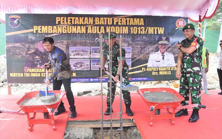 Pj Bupati Barito Utara Muhlis (kiri) dan Pangdam XII Tanjung Pura Mayjen TI Iwan Setiawan (tengah) secara simbolis meletakkan batu pertama pembangunan aula Kodim 1013 Muara Teweh, Sabtu (7/10/2023). ANTARA/HO-Dinas Kominfosandi Barito Utara.