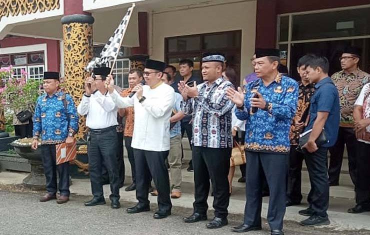 Pj Bupati Barito Timur Indra Gunawan melepas keberangkatan Kafilah MTQ Korpri tingkat Provinsi Kalimantan Tengah, Minggu, 8 Oktober 2023. (FOTO: DISKOMINFOPS BARTIM)