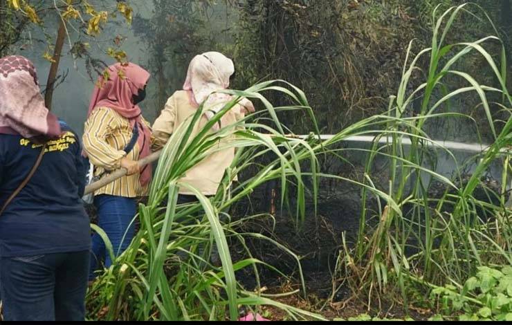 Lurah Kalampangan Yunita Martina bersama anggota PKK Kelurahan Kalampangan saat berupaya melakukan pendinginan di lokasi Karhutla Jalan Kahuripan RW 4 (Foto : IST)