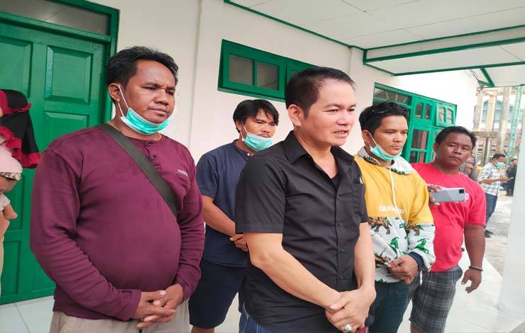 Keluarga korban Alexius Elister saat diwawancarai oleh wartawan di kamar jenazah Rumah Sakit dr. Murjani Sampit. (FOTO: BUDDI)