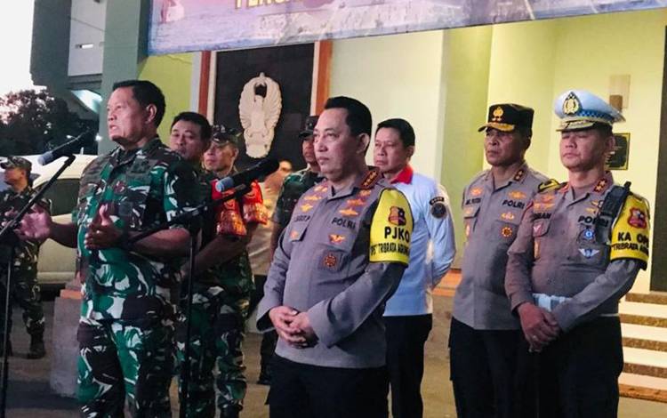 Panglima TNI Laksamana TNI Yudo Margono (kiri) dan Kapolri Jenderal Pol. Listyo Sigit Prabowo (kanan) memberikan keterangan pers persiapan pengamanan KTT AIS Forum di Denpasar, Bali, Minggu (8/10/2023). ANTARA/Rolandus Nampu