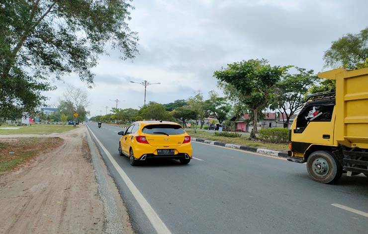 Kondisi Jalan Adonis Samad terlihat cerah dan bersih (Foto : Pathur)