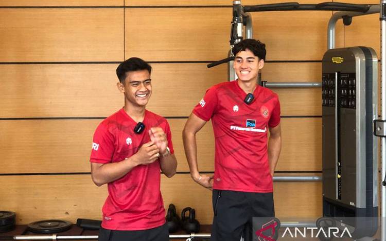 Dua pemain timnas Indonesia Pratama Arhan dan Rafael Struick ketika ditemui di Jakarta, Senin (9/10/2023). (ANTARA/Zaro Ezza Syachniar)