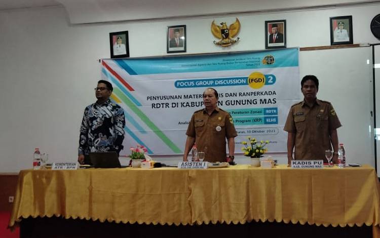 Asisten I Setda Gunung Mas Lurand (tengah) saat hadir mewakili Bupati Jaya S Monong dalam kegiatan FGD RDTR dan KLHS RDTR perkotaan Rungan, Selasa, 10 Oktober 2023. (FOTO: IST)