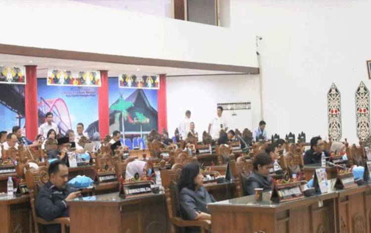 Rapat paripurna DPRD Palangka Raya menetapkan program kerja prioritas 2024. (FOTO: HENDRI)?