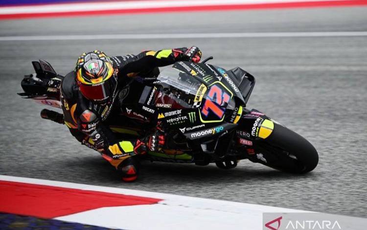 Pembalap Mooney VR46 Racing Team Marco Bezzecchi melaju saat sesi latihan bebas (FP) kedua di Sirkuit Red Bull RIng, Spielberg, Austria, pada 18 Agustus 2023, jelang MotoGP Austria akhir pekan ini. (ANTARA/AFP/JURE MAKOVEC.)