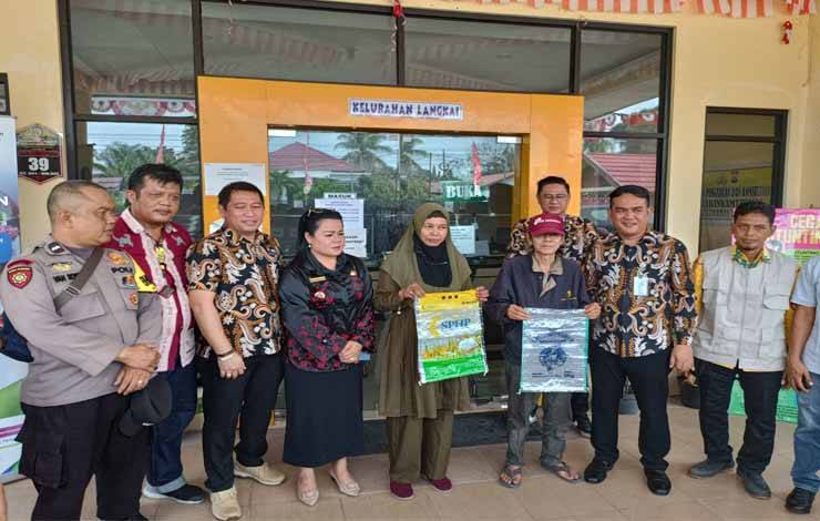 Konferensi pers permintaan maaf pembuat konten hoaks soal beras Palsu di Palangka Raya. (FOTO: HENDRI)?