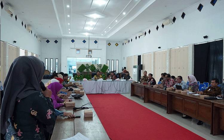 Pembukaan sosialisasi akhir penyusunan arsitektur dan perta rencana Sistem Pemerintahan Berbasis Elektronik (SPBE) di aula kntor bupati Sukamara pada Kamis, 12 Oktober 2023. (FOTO: Humas Pemda Sukamara)